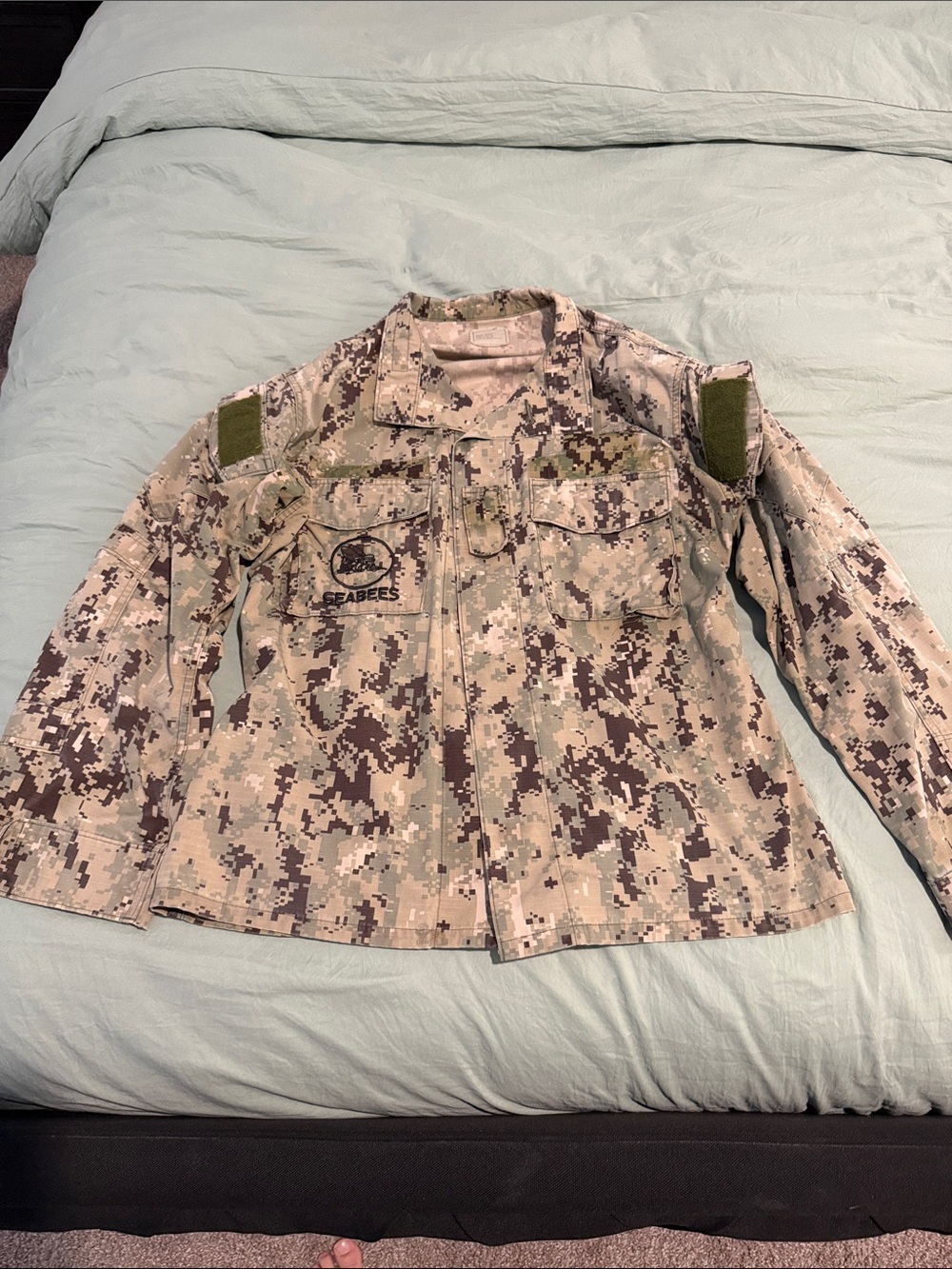 U.S. Navy NWU Type III Blouse – Medium Regular – Seabees Patch